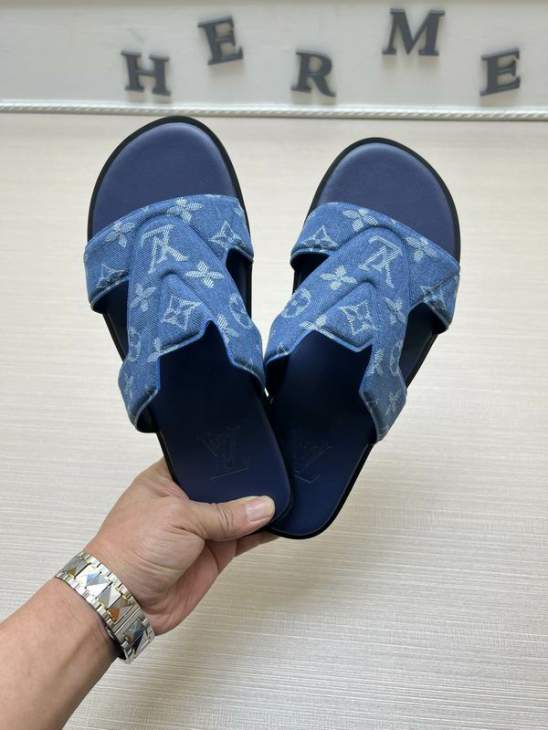 Picture of Louis Vuitton Slippers _SKULVsz38-45mnf03401393